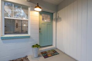 Serene stay close to Beach & Mayo King Bed & Fenced yard