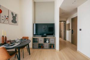 Beautiful 1BR - City View - Pool - Free Parking