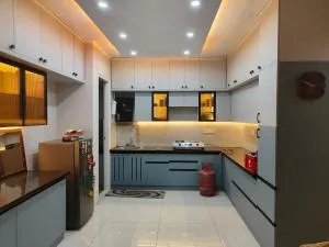 Singh's Space l luxurious 2BHK l on top floor with Large balcony - Krishnarājpur