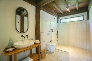 Phòng Có Giường Cỡ King Nhìn Ra Hồ Bơi (King Room with Pool View)