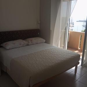 la casa del poeta fronte mare