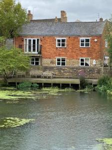 Beautiful Stamford Townhouse with River Views