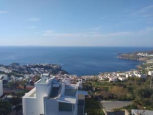 Yalıkavakta muhteşem deniz manzaralı bahçeli villa