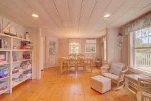 Large Deck Fire Pit Dog Friendly Near Beach - Sleeps 10