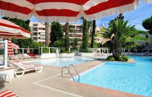 GOLFE JUAN Joli F2 clim piscine à 5 minutes de la mer