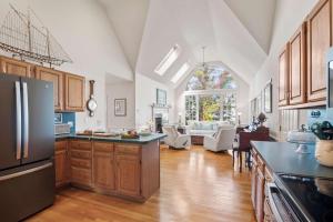 Walk to beach Secluded and private home and backyard