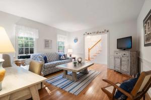 Walk to beach Secluded and private home and backyard