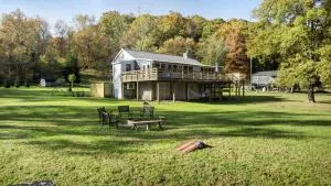 Riverfront w Deck Grill Fire pit & Climbing Wall - Clear Spring