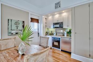 Lolas Carriage House