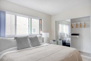 Marina Del Rey 1br w gym bbq nr Venice Beach LAX-878