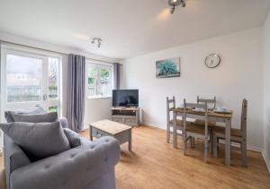 Atkinson Pet-Friendly 1-Bedroom Apartment in Crawley with Private Garden & Parking