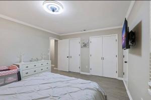 #81 Beautiful Large 2 Assigned Parking Pool Pet Friendly Near All