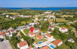 Two-Bedroom Holiday Home In Valbandon