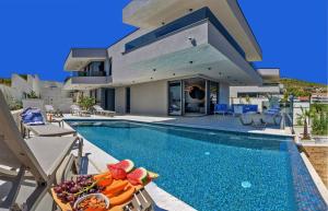 4br Prestigious Villa With Heated Pool In Marina Trogir