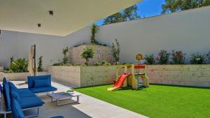 4br Prestigious Villa With Heated Pool In Marina Trogir