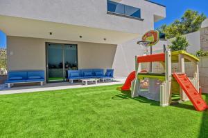 4br Prestigious Villa With Heated Pool In Marina Trogir