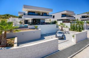 4br Prestigious Villa With Heated Pool In Marina Trogir