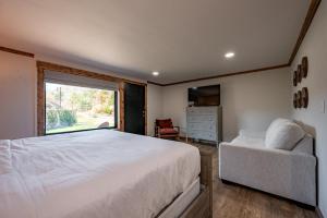 Cove Creek Lodge 104 Poolside Executive King Suite