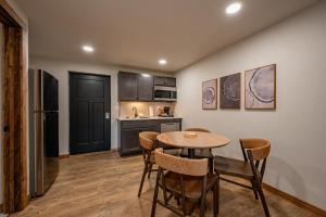 Cove Creek Lodge 104 Poolside Executive King Suite