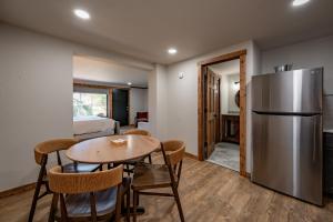 Cove Creek Lodge 104 Poolside Executive King Suite