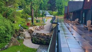 Cove Creek Lodge 105 Poolside Executive King Suite