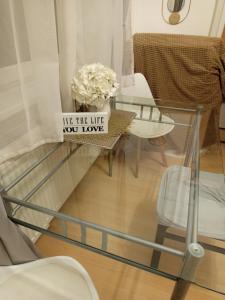 Trendy 2 ROOM Flat, next to Corvin Mall FREE Huge Garage! AC,DISHWASHER,WASHMACHINE, SMART TV