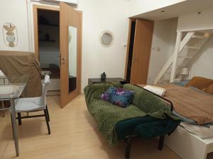Trendy 2 ROOM Flat, next to Corvin Mall FREE Huge Garage! AC,DISHWASHER,WASHMACHINE, SMART TV