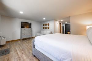 Cove Creek Lodge 107 Lakeside Executive King Suite