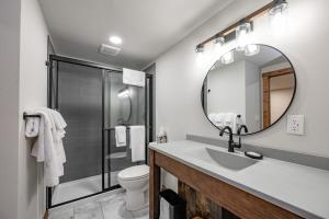 Cove Creek Lodge 108 Lakeside Executive King Suite