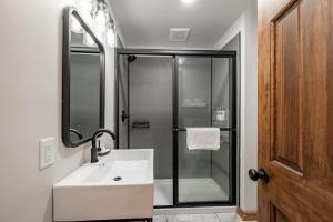 Cove Creek Lodge 204 Poolside Double Queen Fireplace Room