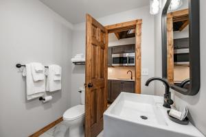 Cove Creek Lodge 204 Poolside Double Queen Fireplace Room