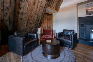 Cove Creek Lodge 204 Poolside Double Queen Fireplace Room