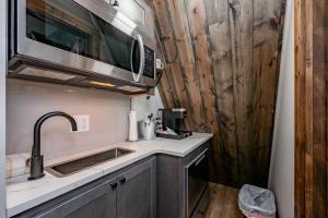 Cove Creek Lodge 211 Standard Double Queen Fireplace Room