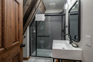 Cove Creek Lodge 211 Standard Double Queen Fireplace Room