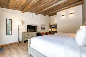 Cove Creek Lodge 212 Dog Friendly Standard Double Queen Room - Thayerville