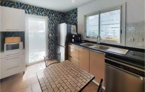 Maisons de vacances Beautiful Home In Servian : photos des chambres