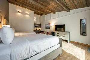 Cove Creek Lodge 213 Dog Friendly Standard Double Queen Room - Thayerville