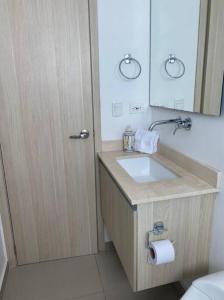 2BR Apto con excelente ubicación y balcón