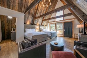 Cove Creek Lodge 220 Lakeside Double Queen Fireplace Room