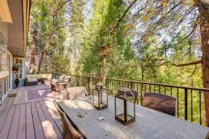 Walk to Village and Lake Arrowhead Home with Hot Tub - Cedar Glen