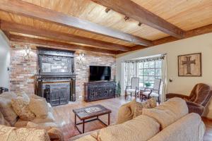 Spacious Retreat 13 Mi to Snow Valley Mtn Resort!