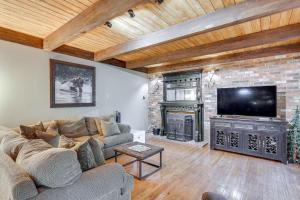 Spacious Retreat 13 Mi to Snow Valley Mtn Resort!