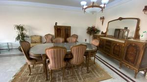 شقه تطل علي النيل بتصميم كلاسيكي فاخر