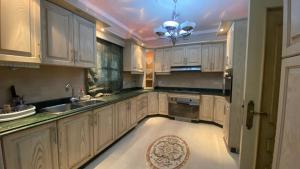 شقه تطل علي النيل بتصميم كلاسيكي فاخر