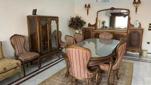 شقه تطل علي النيل بتصميم كلاسيكي فاخر