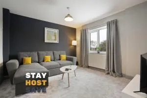 Large 4-Bed House in Doncaster - Sleeps 11 Adults with FREE Parking - Hosted by Stay Host Save - Warmsworth