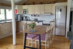 Hirsimökki harjulla