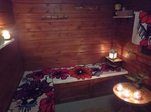 Hirsimökki harjulla