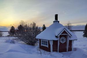 Hirsimökki harjulla