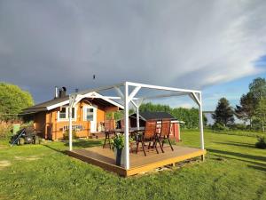 Hirsimökki harjulla